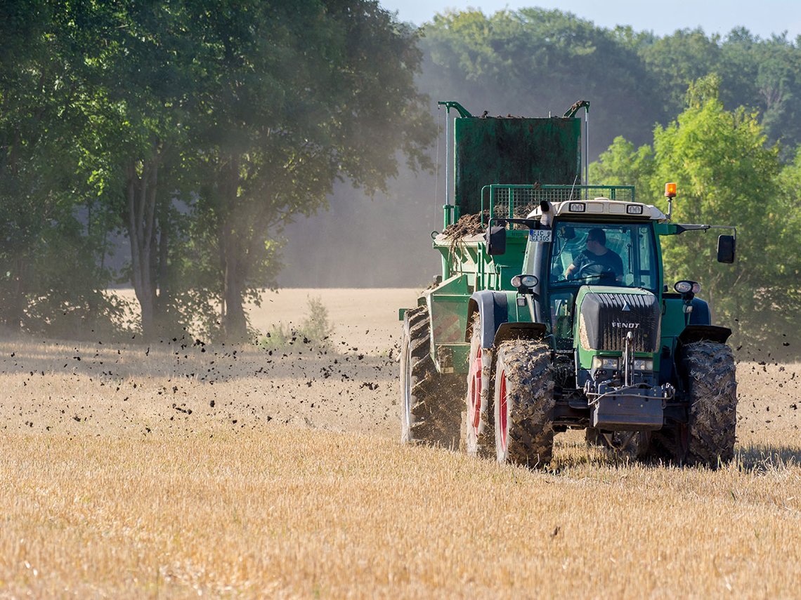 Traktor fährt auf Feld