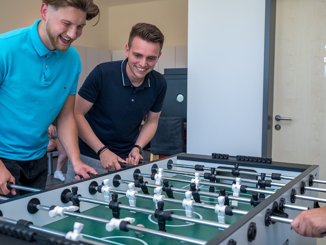 Zwei junge Männer Kickern