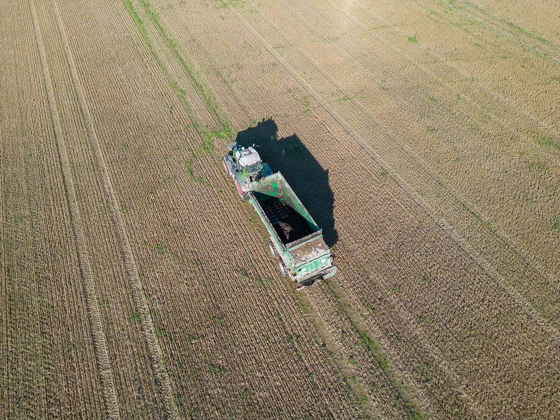 Traktor auf Feld von oben