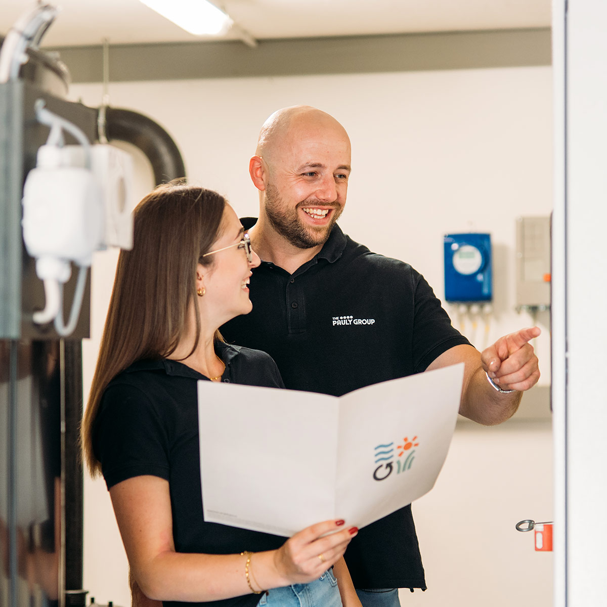 Zwei Klärschilf Mitarbeiter mit einer Mappe